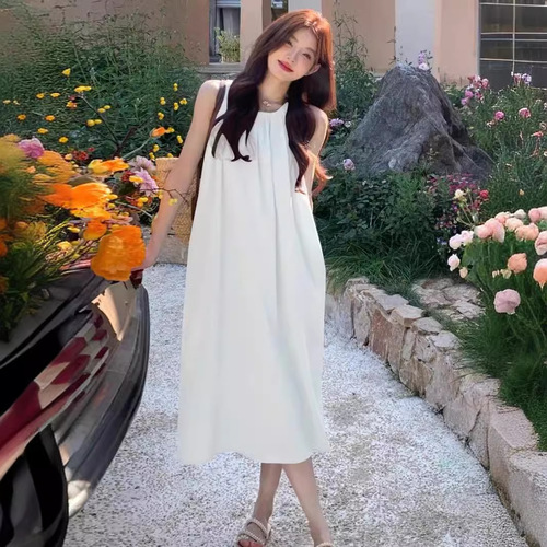 French-inspired gentle-style strapless backless dress for women, 2025 summer design—perfect for a chic beach look.