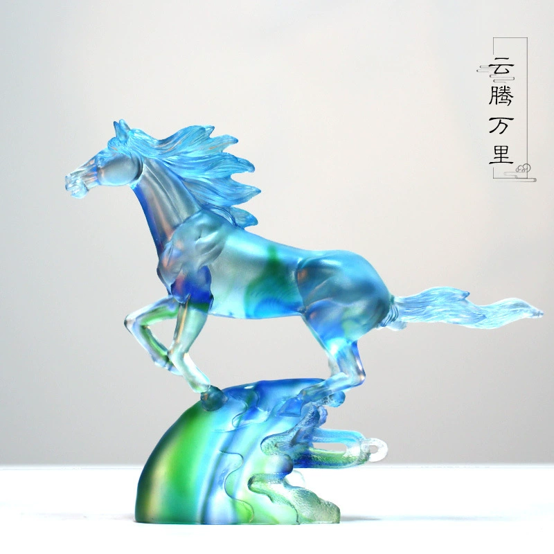 Yunteng Wanli Glaze Zodiac Horse Ornaments are placed at the front desk of the home living room for friends’ opening gifts and zodiac gifts.