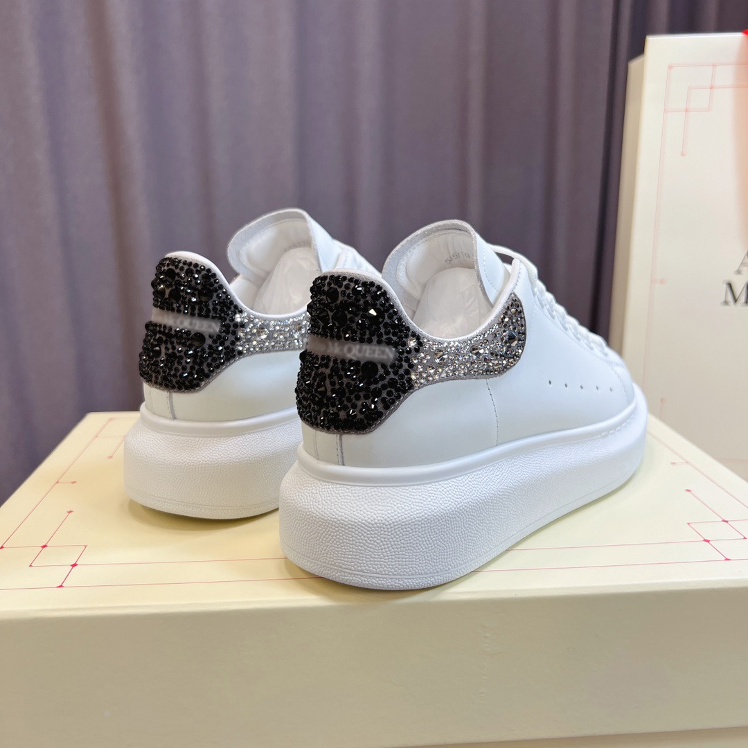 Versión superior de gama alta brillante diamante McQueen blanco zapatos de las mujeres flash diamante piel de vaca gruesa inferior aumento versátil deportes par zapatos casuales hombres