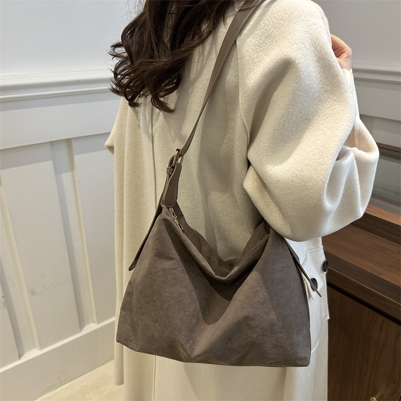 Bolsa de alta calidad para mujeres de gran capacidad 2024 nuevo otoño invierno retro nicho hombro único brazo bolso de viaje