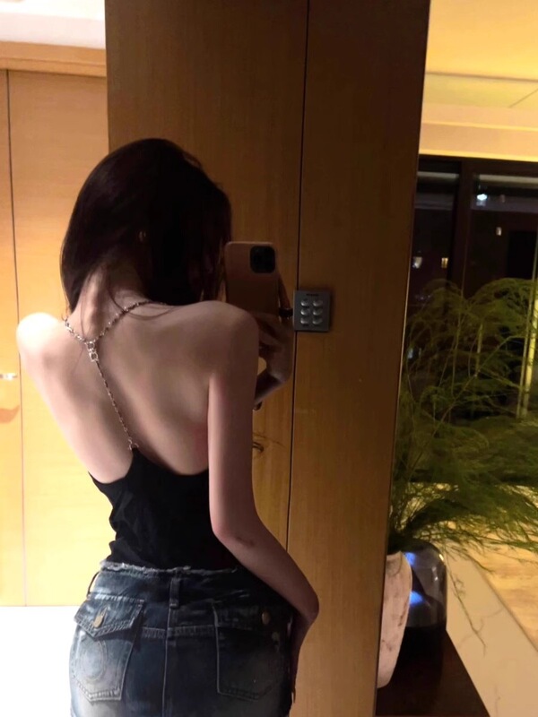 Black Chain-Decorated Swing-Neck Vest for Women, New Summer Style, Niche Design, Slimming, Pure Desire, Sleeveless Top