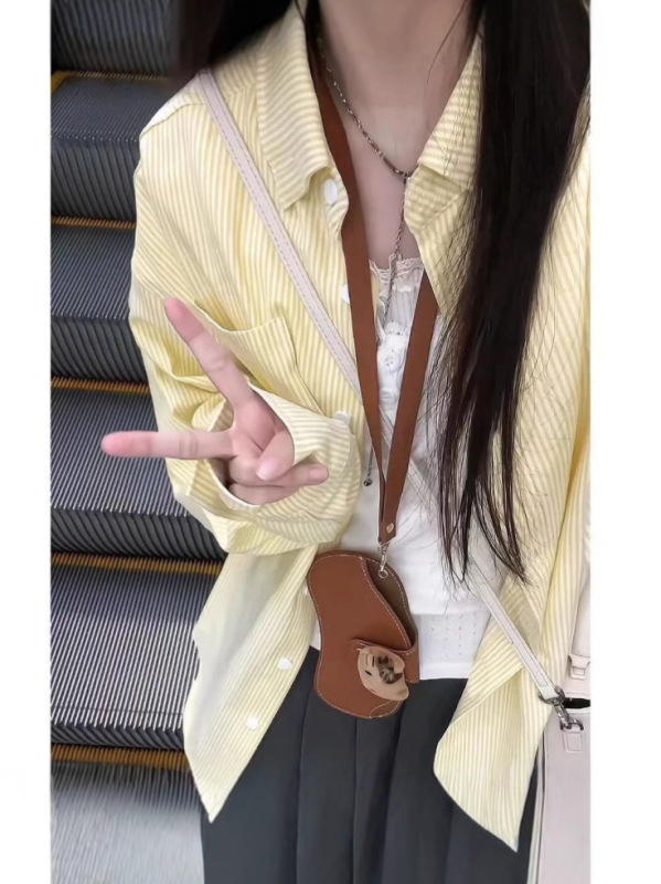春と秋のストライプのシャツの女性の中には、日本のゆったりとした長袖のシャツを重ねて着ています。|undefined