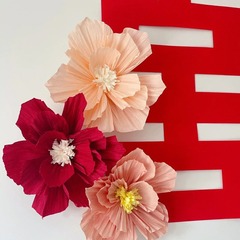 しわの紙の花の立体のしわの紙の花の結婚する部屋の装飾は結婚するベッドの頭の寝室の背景の壁を配置して結婚する用品を予約します。