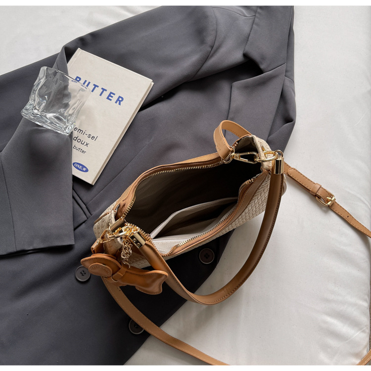 This is a new, trendy and fashionable, simple and retro commuting bag for women in 2025, featuring a soft leather bag with a high-quality texture undefined