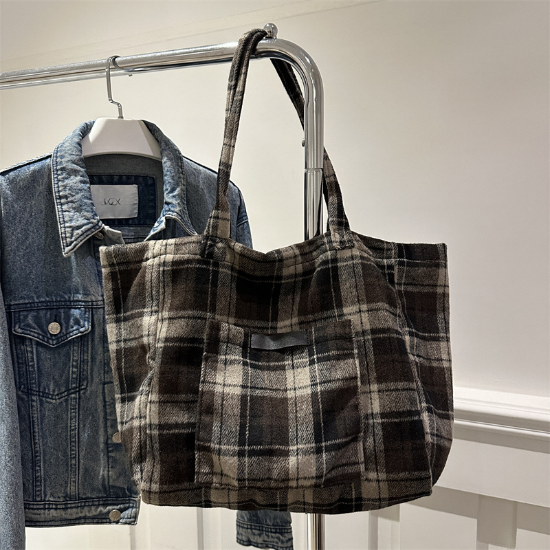 Bolsa de mano de gran capacidad retro de invierno de 2024 nueva estriada de hombro de brazo bolsa de mano casualidad