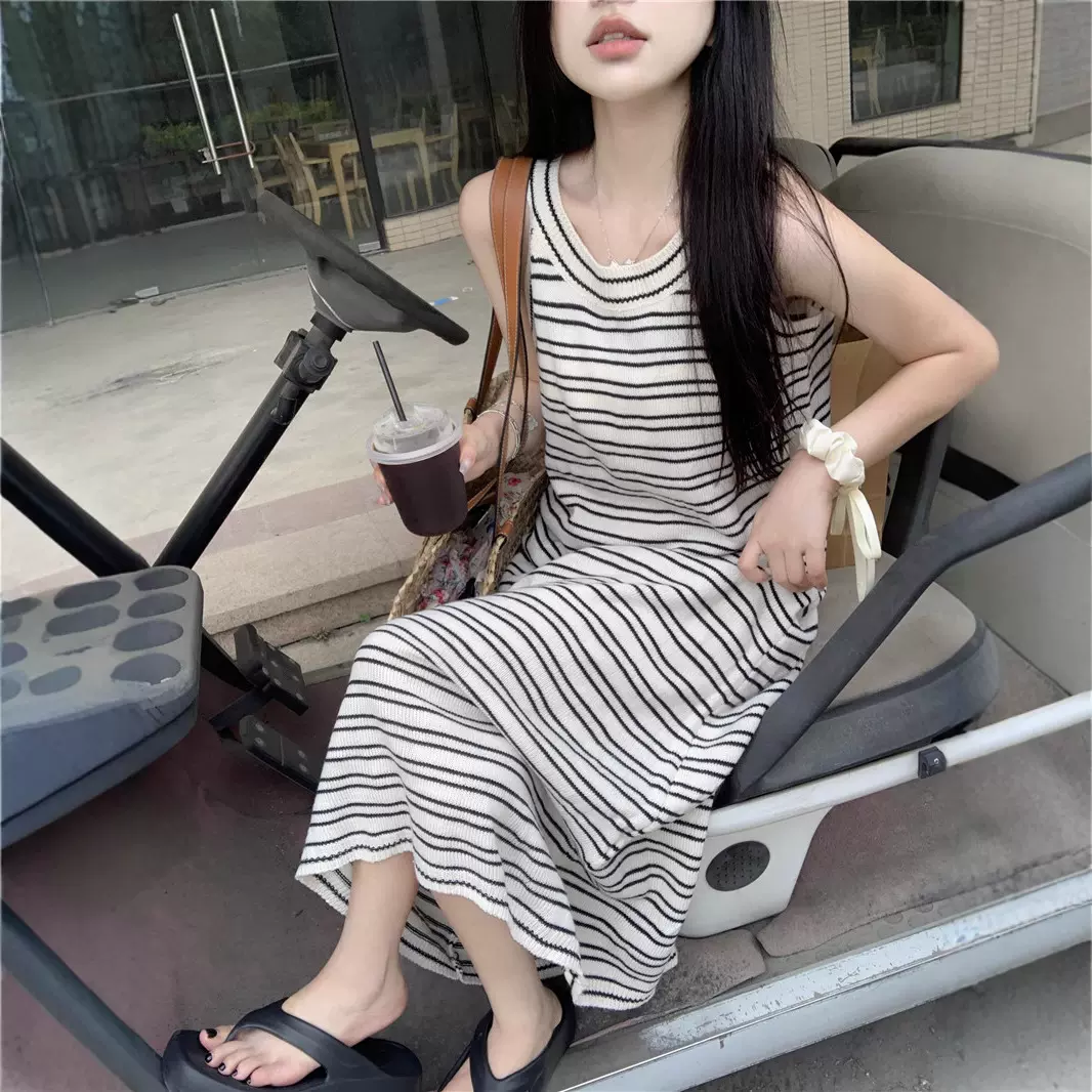 法式慵懒风条纹挂脖连衣裙女夏季小众设计感休闲宽松显瘦无袖背心