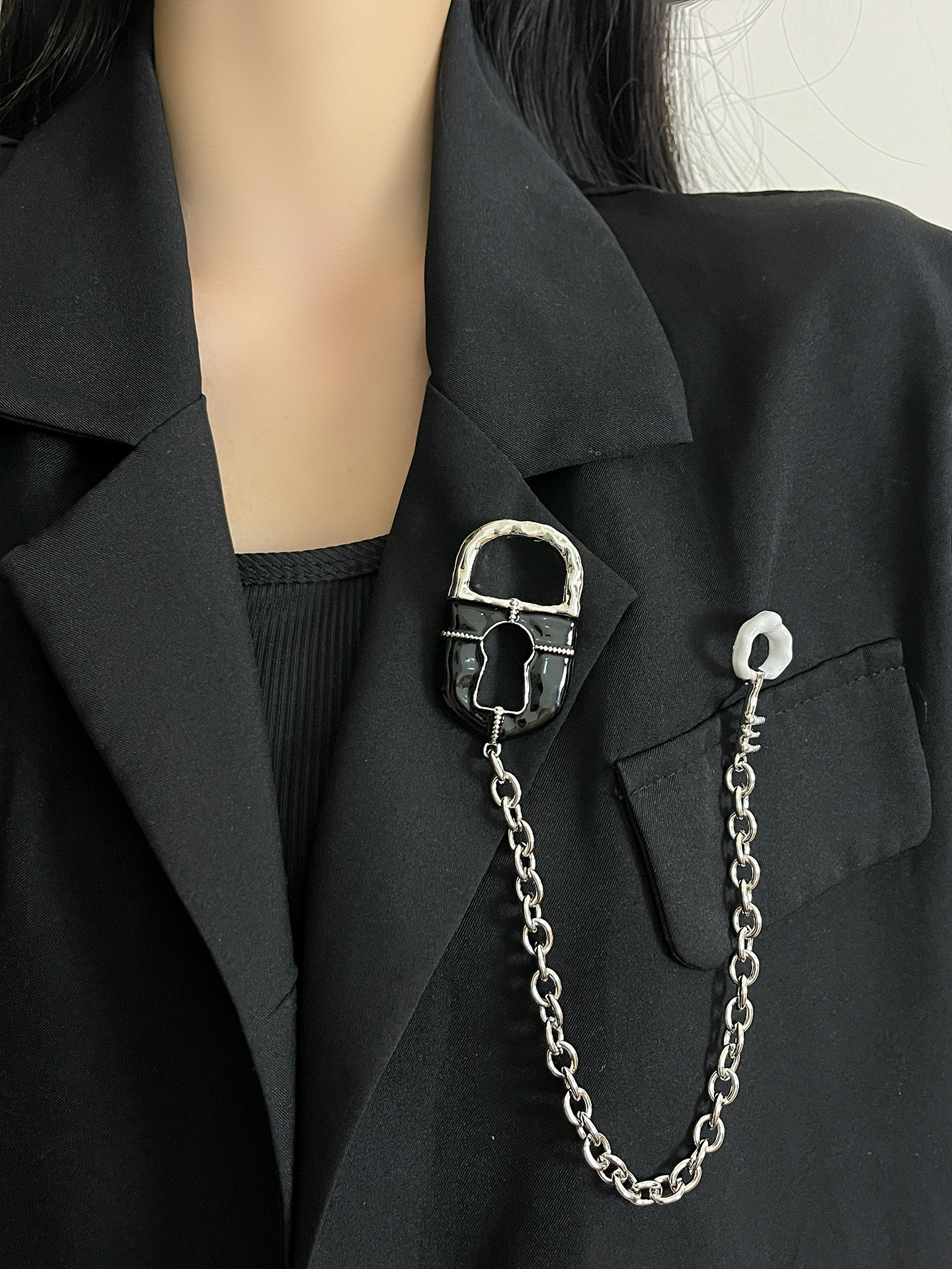 French-Style Vintage Niche Design Enamel Keyhole Chain Tassel Brooch with Unique Personality and Elegant Style