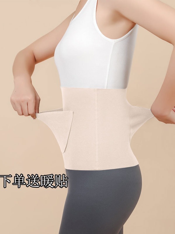 ポケット付きのベルト付きの女性はお腹を温めて胃を温めます。|undefined