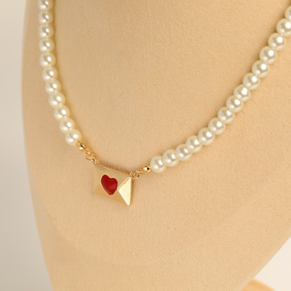 Fashion Heart Letter Pearl Clavicle Chain 18k Gold Plating Copper Necklace display picture 2