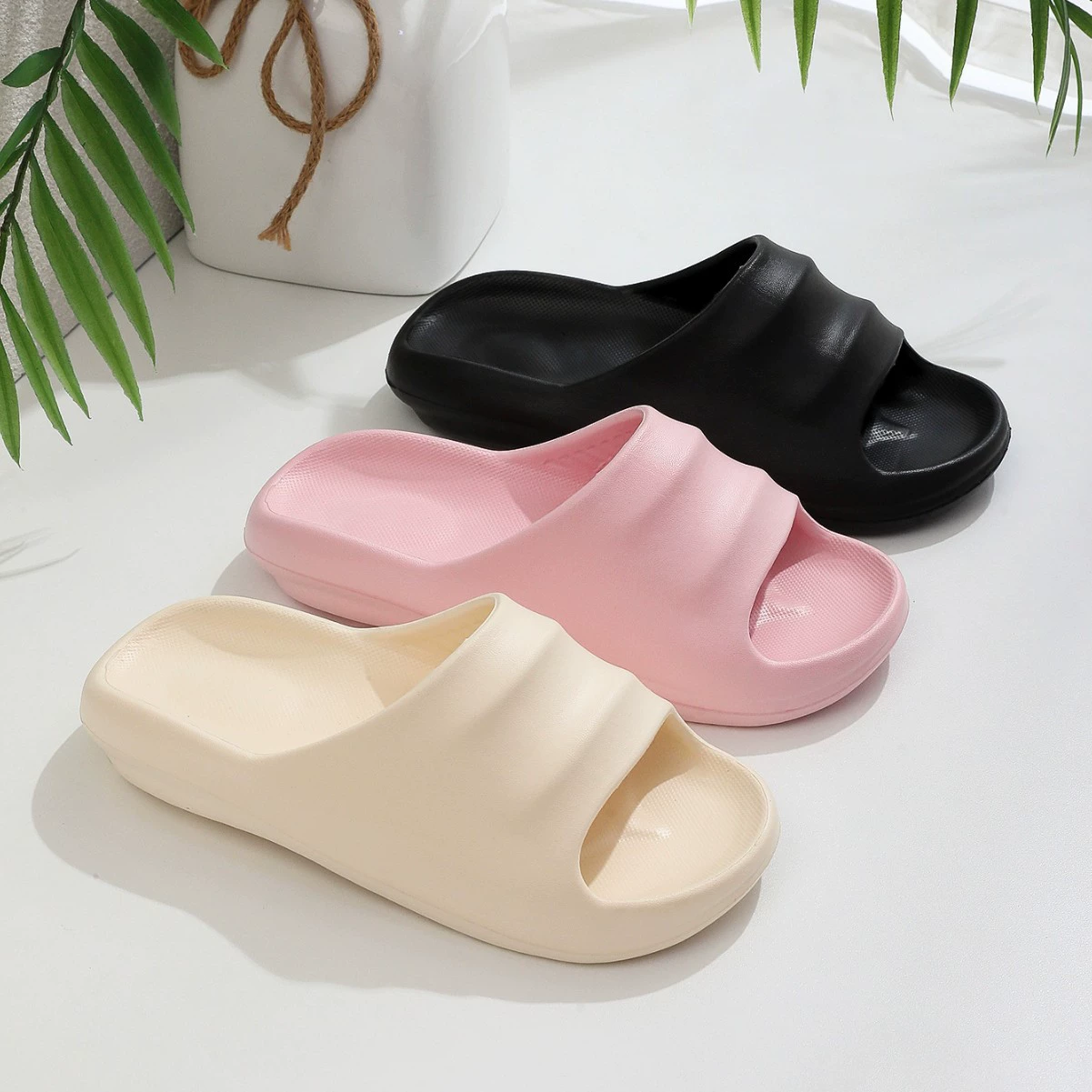 2025 новых летних сандалий для ванной комнаты для мужчин и женщин, для домашнего отдыха и уличной одежды, модные однолинейные сандалии, которые напоминают шагать по дерьму.