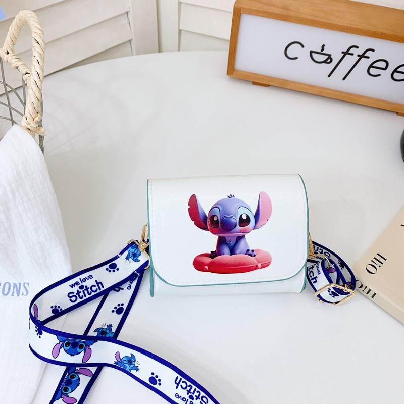 빨간 카펫 위에 앉아 있는 흰색 스티치