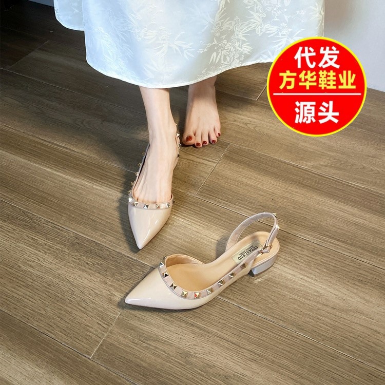 Sandalias de remaches franceses para mujeres 2026 verano nueva punta ligera de lujo versátil con suela suave zapatos de tacón bajo para mujeres desnudas