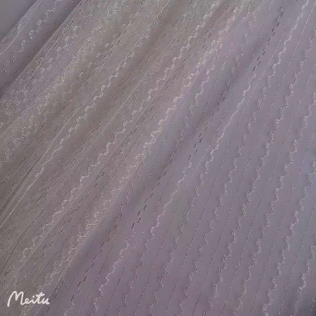 【现货供应】新款锦纶轻盈透薄竖纹波浪细条金银丝提花网纱面料