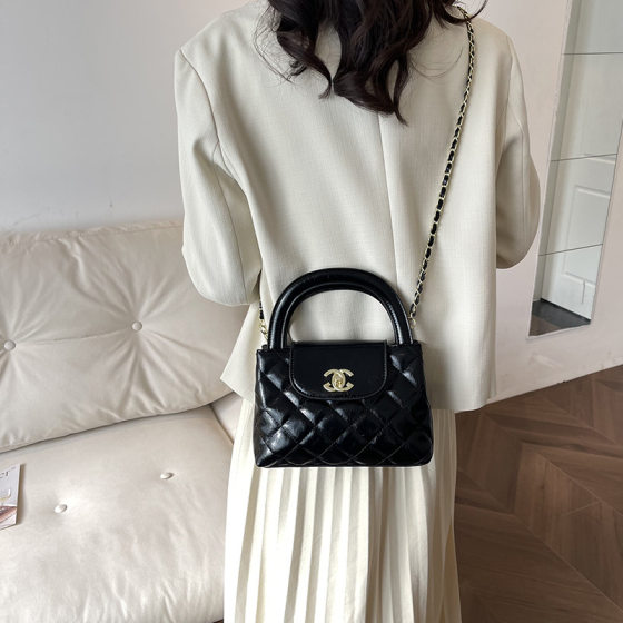 New Foreign Trade Quilted Handbag for Women, Niche Trendy Lock Shoulder Bag, Stylish Commuter Large-Capacity Crossbody Bag