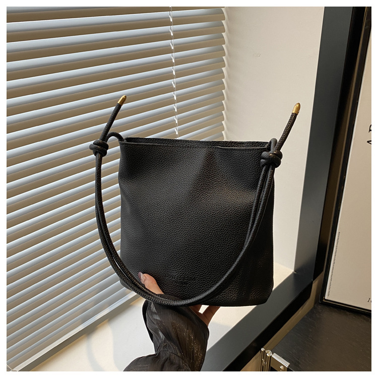 Solid-color simple single-shoulder casual. This year, the retro large-capacity 2024 new autumn crossbody bucket bag for women is in vogue undefined