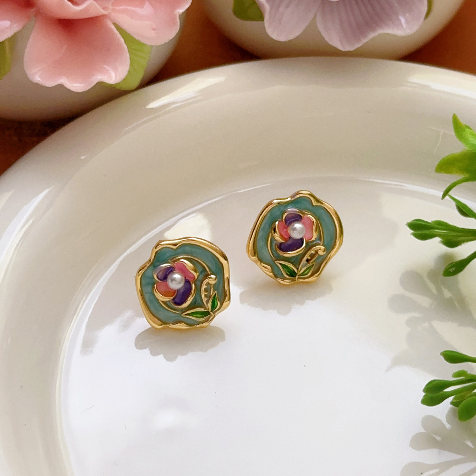 Pendientes de perlas Zhuji, temperamento blanco francés, pendientes antiguos, desplazamientos diarios, lujo ligero, joyería de orejas de alta gama al por mayor