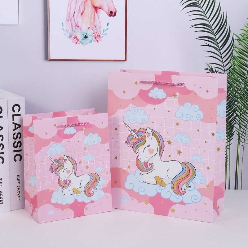 Nuevo estampado unicornio bolsas de regalo cartón blanco embalaje de regalo bolsas de papel comercio exterior bolsa mayorista de inventario
