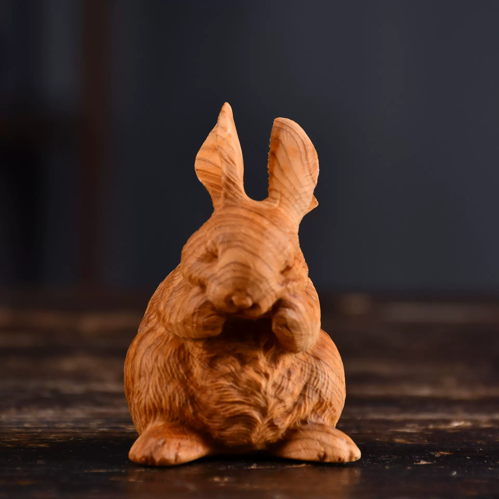 崖柏木雕小白兔手把件文玩精雕生肖兔可爱萌宠家居桌面饰品小摆件