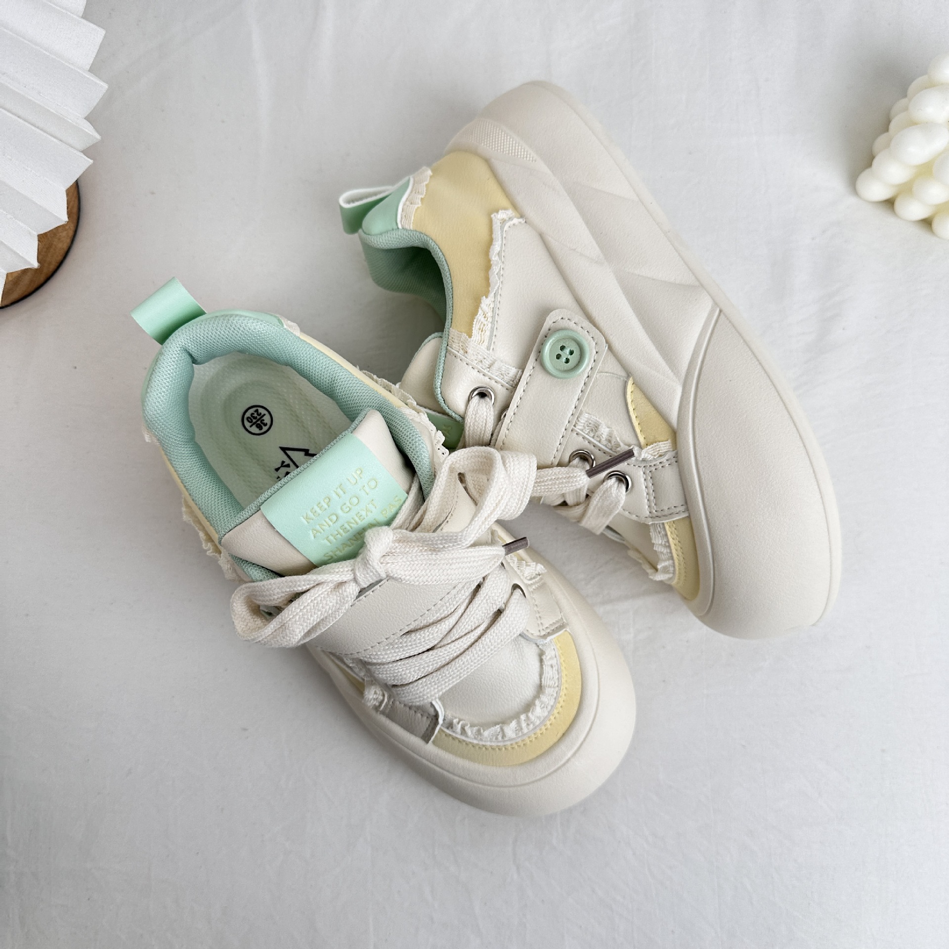 Zapatillas deportivas transpirables de suela gruesa de onda lejana para estudiantes de la escuela 2025 primavera nuevos zapatos blancos casuales de todo fósforo para el cabello