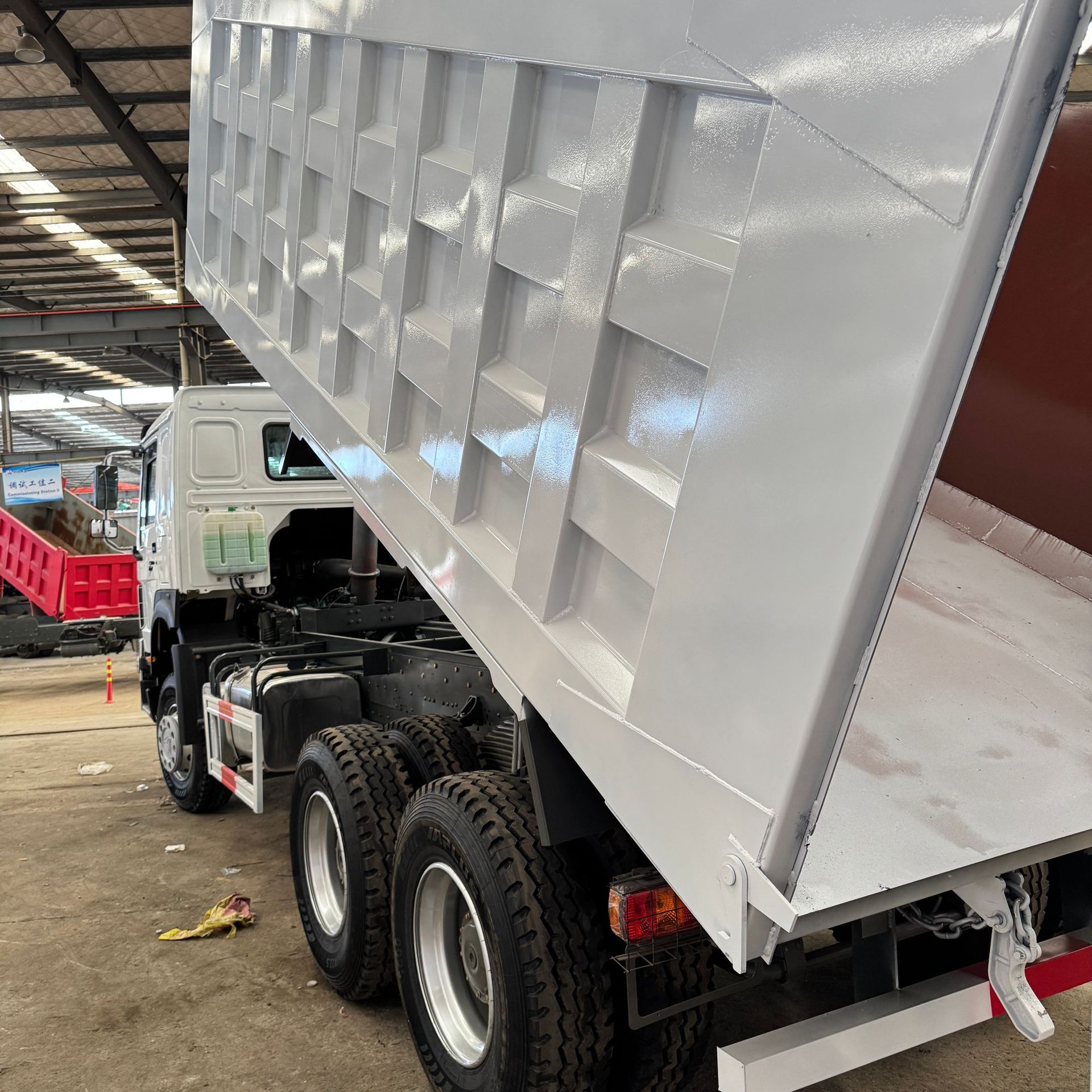 Exporting Used Sinotruk Howo Dump Trucks, Earthmoving Trucks, and Tipper Trucks to Africa, 371 Horsepower, 6X4 Rear Eight-Wheel Drive
