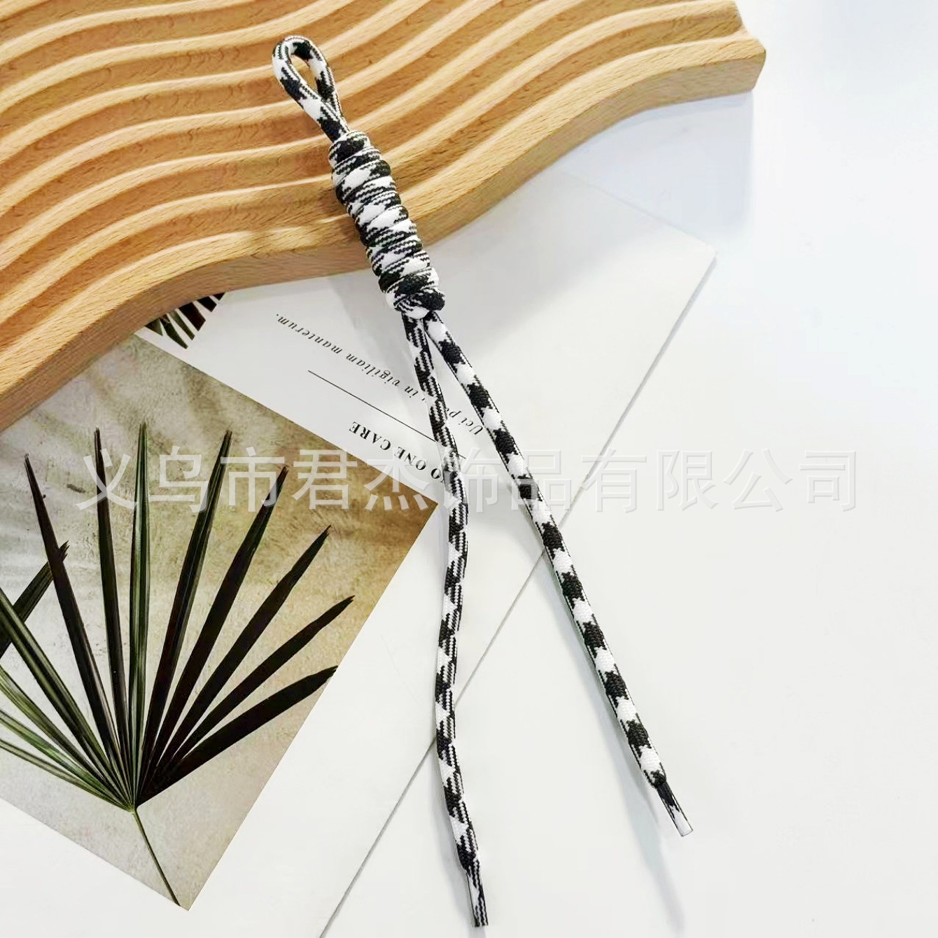 編みカバンのストラップの螺旋の結び紐のiuは鍵のボタンのネットの赤い色の結びの縄の装飾の部品を結びます。