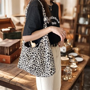 1482  �r��chic���yϵ��б����������μ�ُ����W��������Ů���l