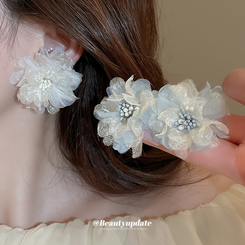 Pendientes de estambre de malla de flor de aguja de plata Pendientes coreanos pequeños frescos de alta gama Pendientes dulces de súper hadas de verano al por mayor