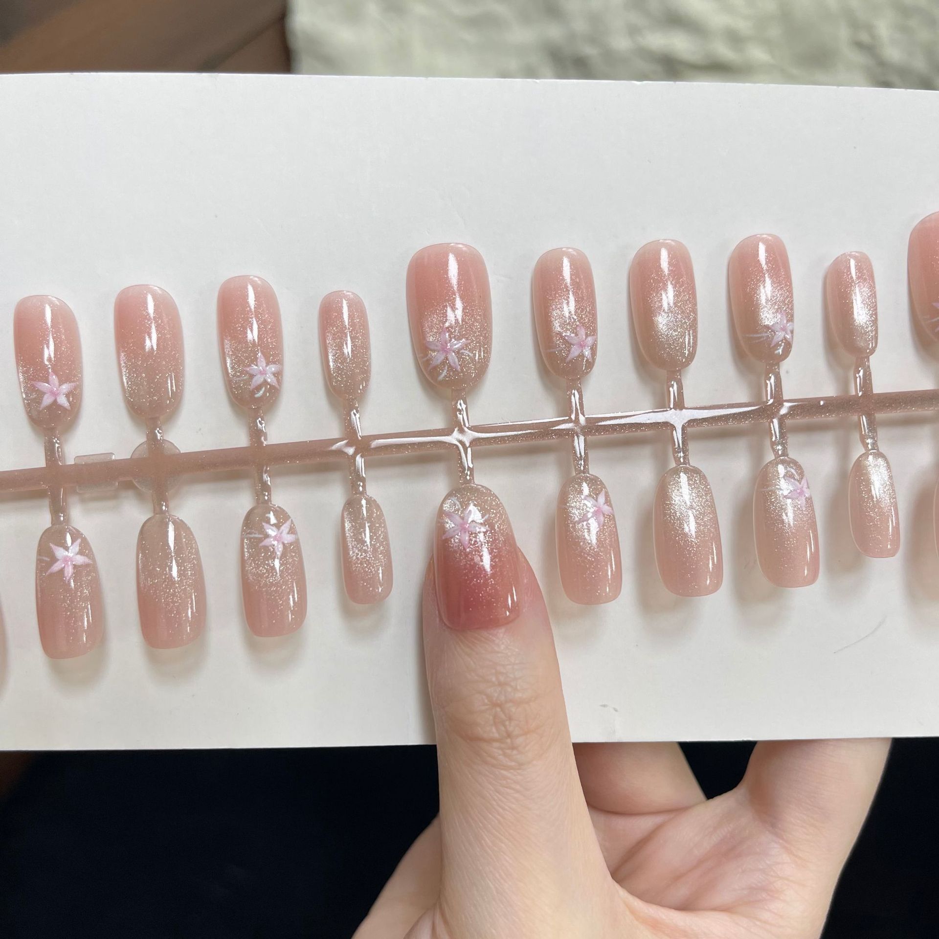 Little Sakura press-on nails enhance fair skin, exude a sweet and sophisticated vibe, gel polish spray pre-made nail pieces wholesale