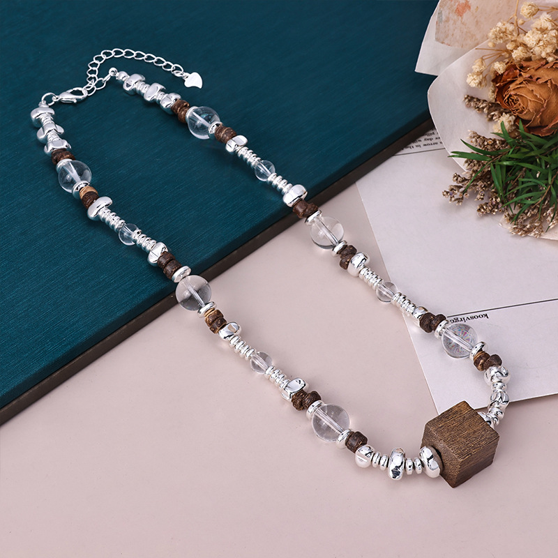 Schmuck aus natürlichen Kristallen und Edelsteinen bringt Glück, vermittelt Wärme, Klarheit und sanfte positive Energie und sorgt dafür, dass sich jeder Tag friedvoll und geerdet anfühlt._voghion.com