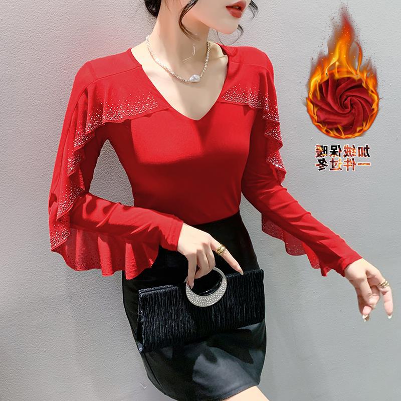 Foto real del top de mujer de manga larga versátil con cuello redondo de malla forrada de felpa, estilo nuevo de invierno 2024, con volantes y pedrería.