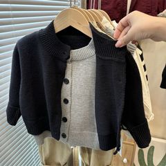 子供の韓国版の偽の2つのつなぎ合わせのセーターの秋の男女の子供の黒い灰色のカーディガンの赤ちゃんのニットの毛糸のコート