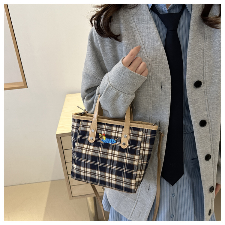 Cross-border personalized hand-carried fashionable and casual bucket bag for women, new autumn 2024 collection, contrasting color striped single-shoulder quality crossbody bag undefined
