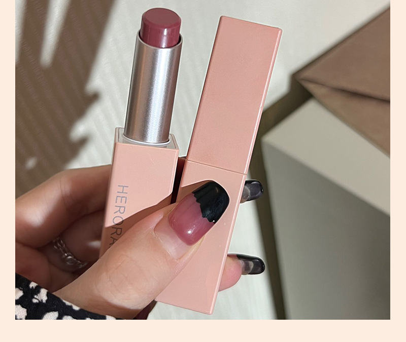 HERORANGE~ Just sleep for five more minutes. The powder mist magnet buckle lipstick makes the skin look fairer. The matte and long-lasting lip gloss is affordable for female students undefined