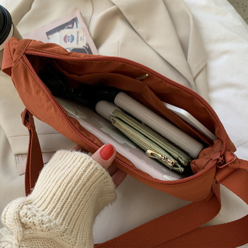 The new fashionable crossbody bag is a versatile and high-end bag for women, a casual and trendy single-shoulder bag, a crescent-shaped bag, and a dumpling bag for women undefined