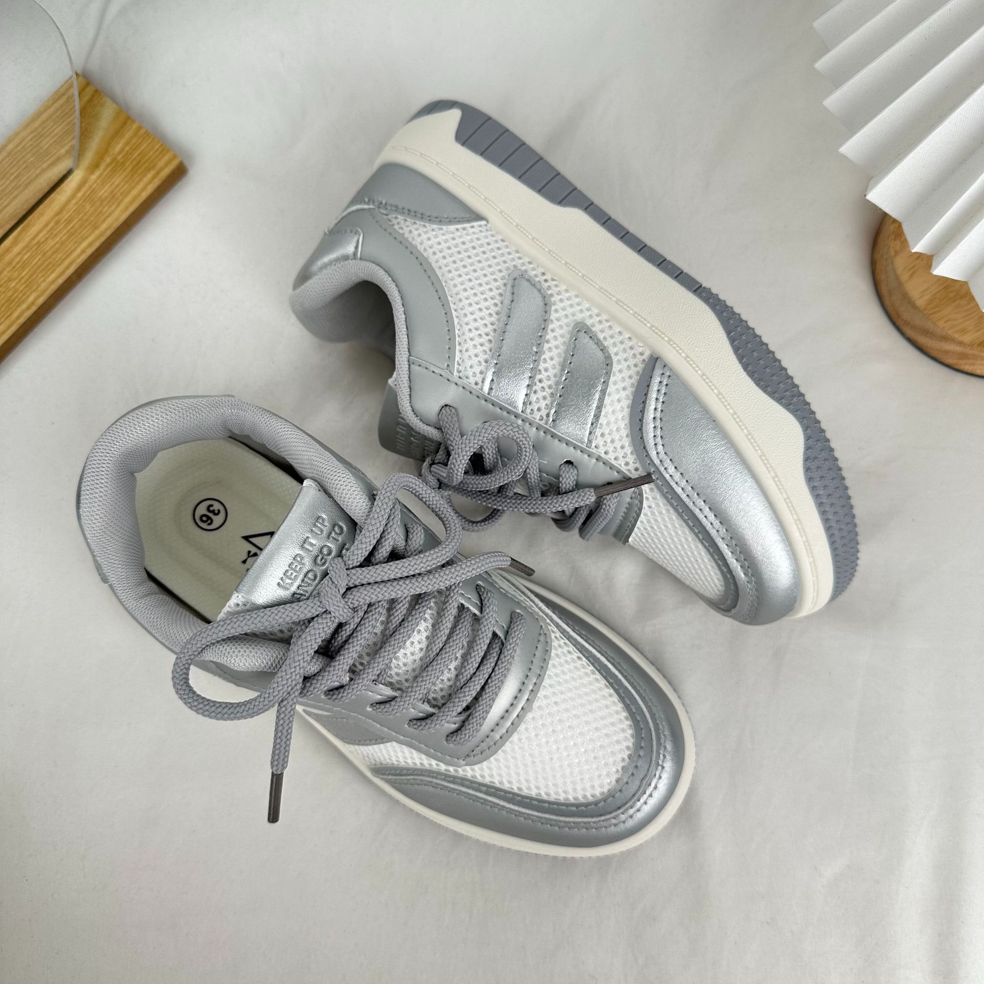Yuanbo 2024 nuevo estilo japonés de estilo universitario zapatos de lona plateados de verano de malla transpirable coreana de baja altura tablero deportivo