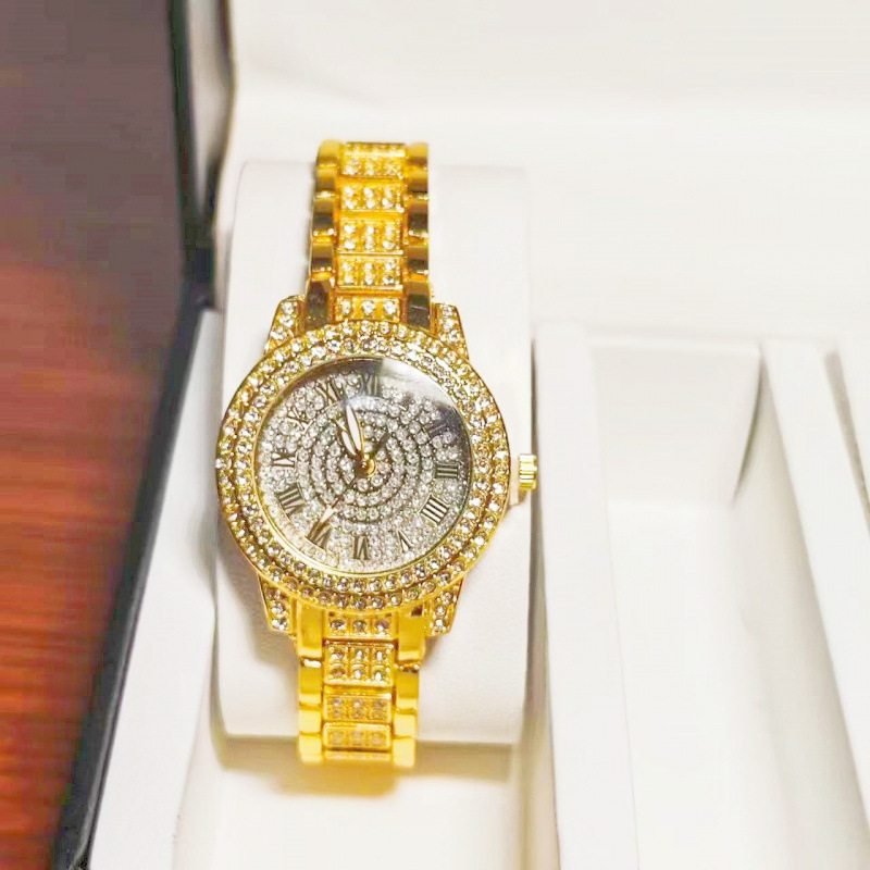 Золотые часы со сверкающими бриллиантами - ремешок из титанового сплава точно держит время, не выцветает и не ржавеет.