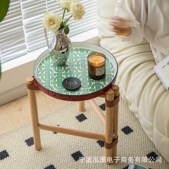 レトロなモロッコのソファーの辺のいくつかの実木のテーブルの小さいお茶のいくつかのベッドの上の物置棚のベランダの小さい円卓のトレーの角のいくつか
