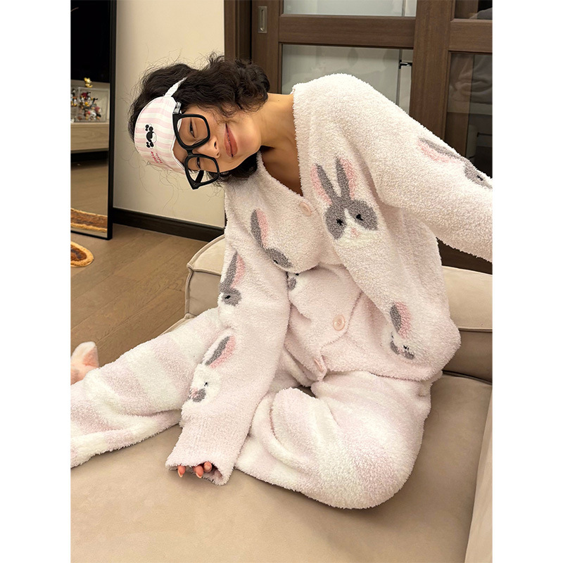 ネットの赤い風の漫画のウサギのパジャマの女性の冬のぬいぐるみのベルベットの厚い保温のニットの家庭服のスーツは外で着ることができます。|undefined