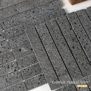 ���ڏ͹ź�ɫ��ɽ����Ȼʯ���Rِ���l���g�̨�͏d�N���������ɴu