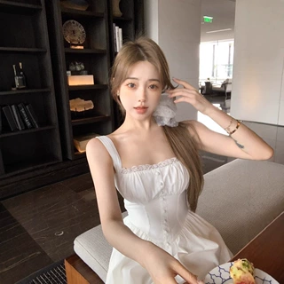 法式白色蕾丝花边吊带连衣裙女夏季温柔A字裙度假风收腰露背长裙