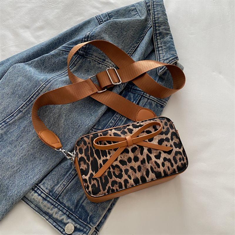 Bolso bandolera de un solo hombro rojo de moda bowknot 2024 invierno nuevo salvaje ins popular de este año pequeño bolso cuadrado marea