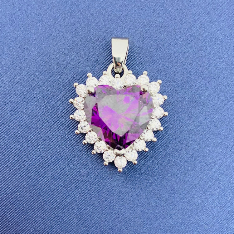 百種類のペンダントは心のままにファッションの経典を配合します。カップルの美しいペンダントは親友のアクセサリーを送ります。