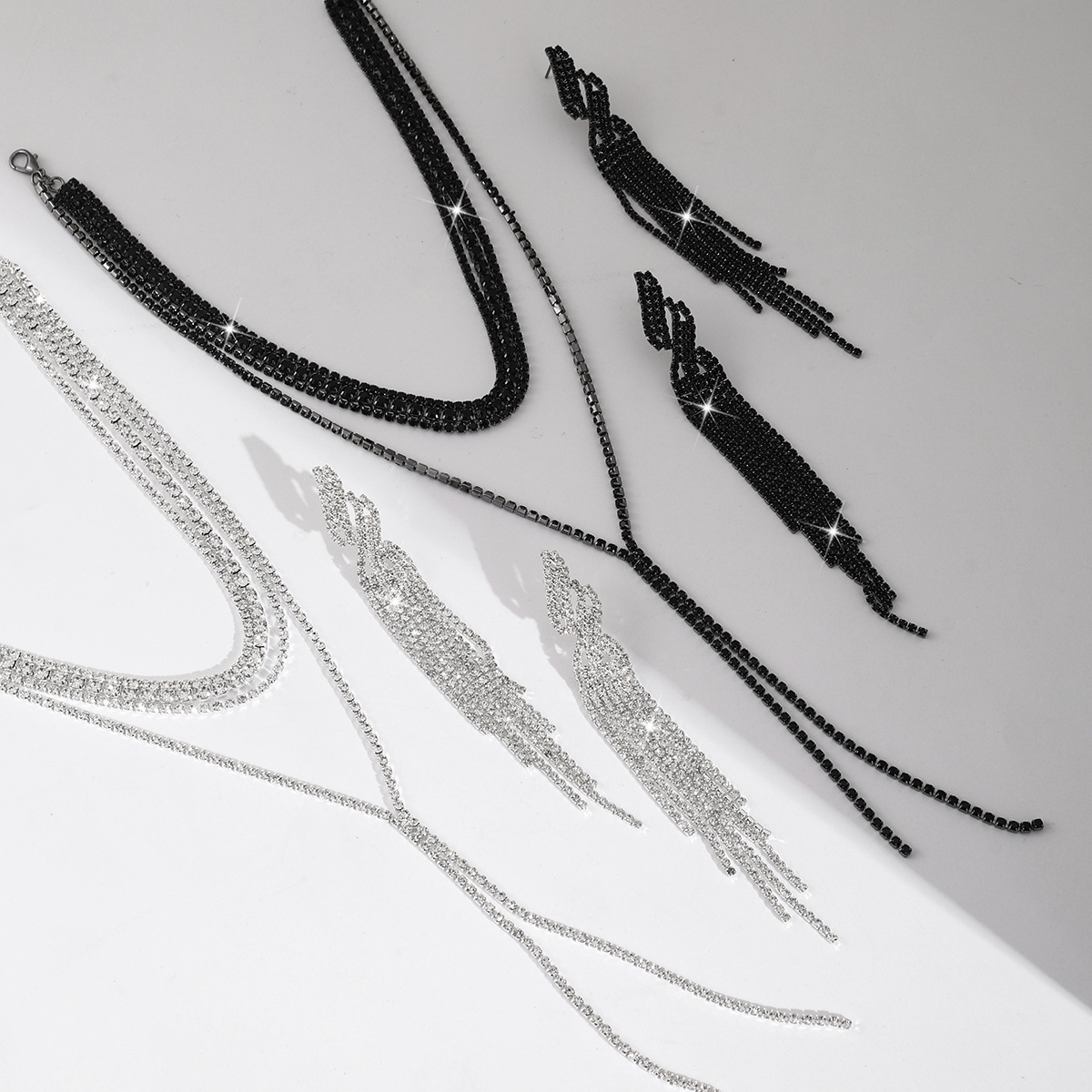 Collar largo de borlas con brillantes cadena multicapa_voghion.com