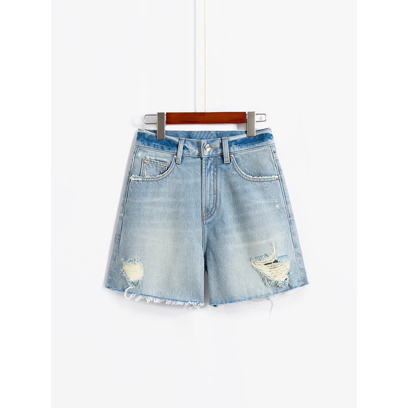 いいタイプですね水色のバリに穴が開いているデニムの半ズボンはやせていて足が長いです。2025夏の新型レジャー752