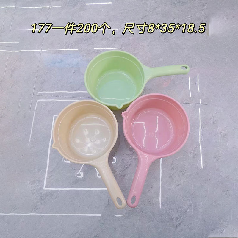 Hogar plástico mango largo colgante agua cuchara cocina agua cuchara engrosada grandes niños bebé baño cucharón al por mayor