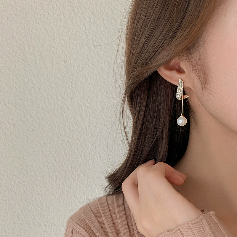 Retro golden small design earrings, light luxury style