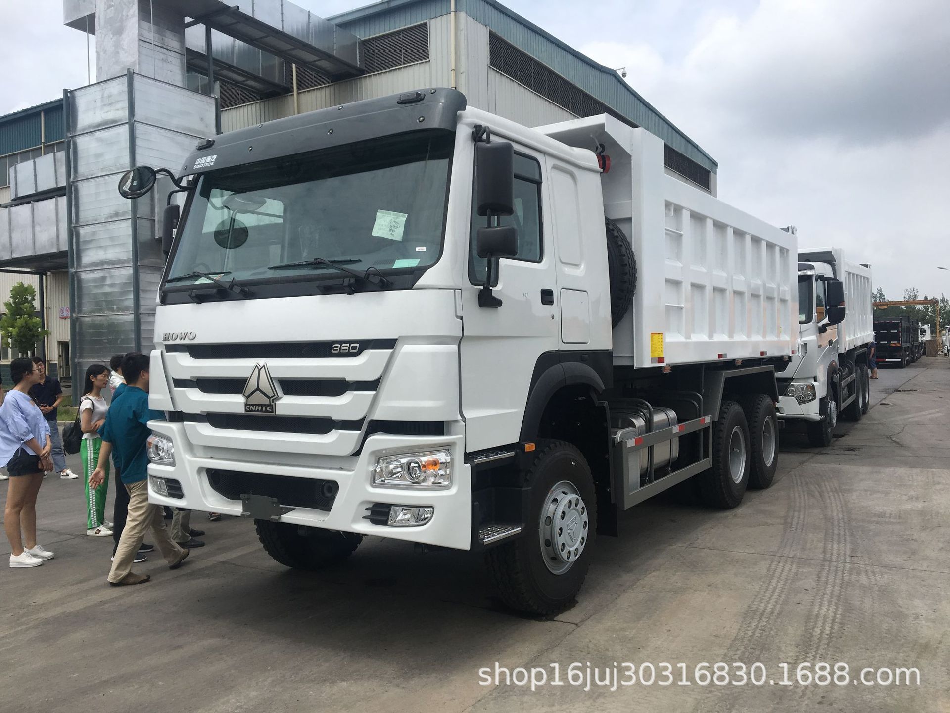 中国重汽40到80吨工程自卸车出口印度尼西亚