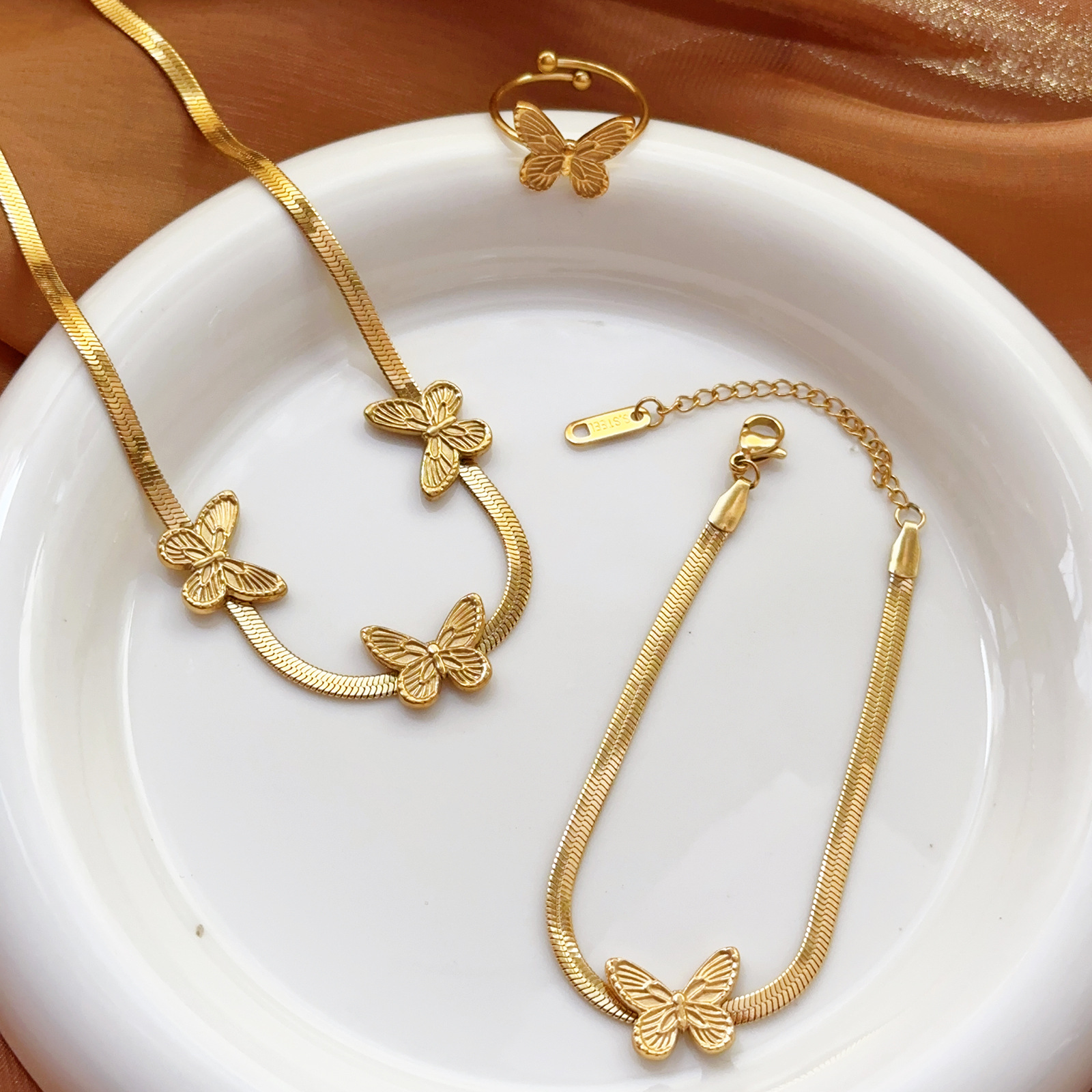 Europa y América transfronterizos amor retro mariposa plana pulsera de diseño de personalidad femenina de oro joyería de mano conjunto de acero de titanio sensación de alto nivel image 1