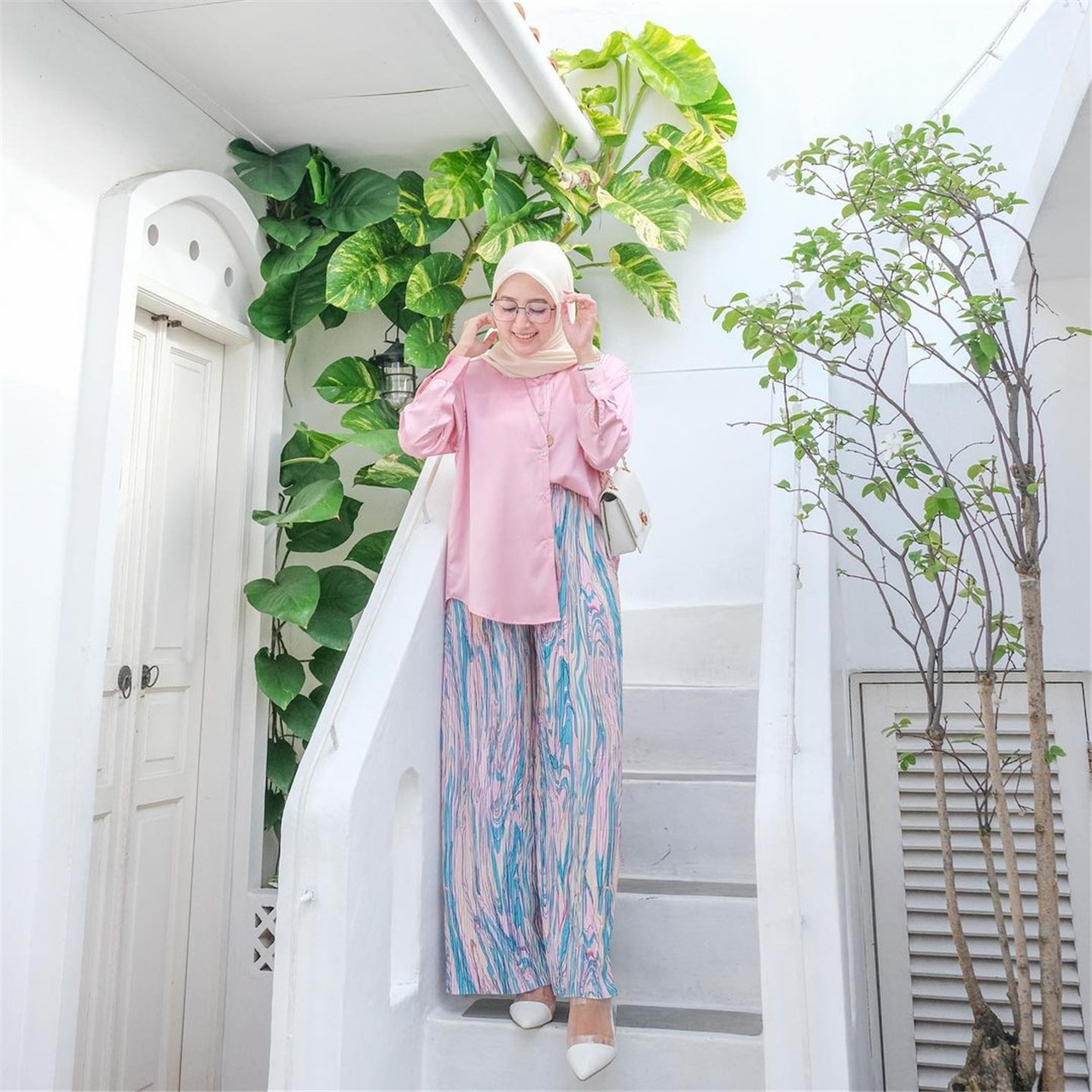 I nuovi pantaloni larghi a gamba larga da donna sono pantaloni indonesiani malesi slim e pieghettati tinti in cravatta._voghion.com