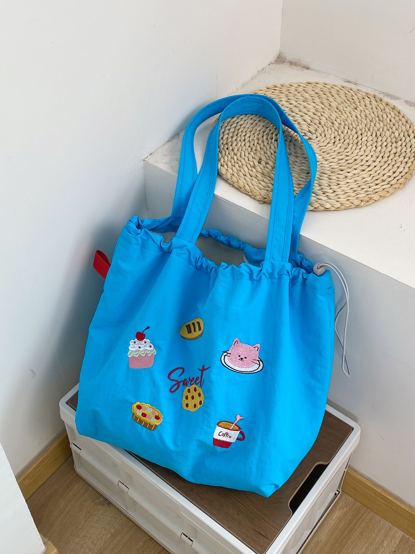 韓国版の新型アルファベットのプリントの包みの女性の大容量のナイロンのショルダーバッグ